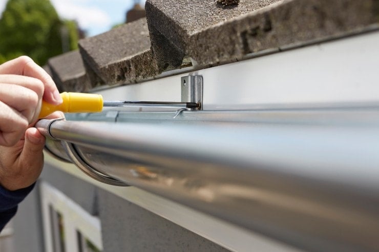 Gutter installation and alignment